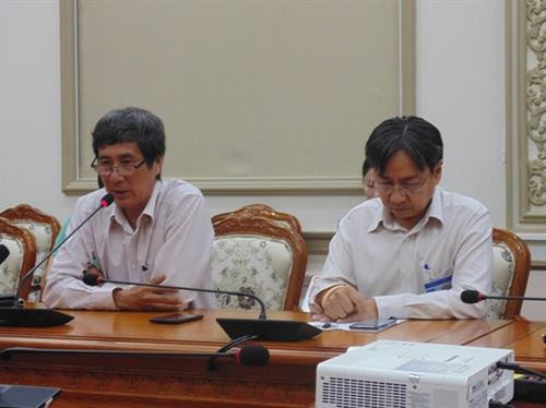 Ông Bùi Minh Bình, Hiệu trưởng Trường THPT Long Thới (người ngồi, bên trái) báo cáo tiến độ giải quyết vụ việc. Ảnh: sggp.org.vn Ông Bùi Minh Bình, Hiệu trưởng Trường THPT Long Thới (người ngồi, bên trái) báo cáo tiến độ giải quyết vụ việc. Ảnh: sggp.org.vn