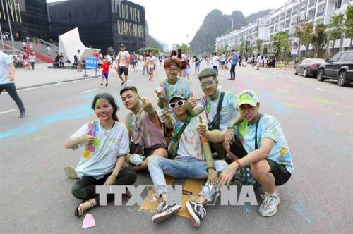 Các bạn trẻ chụp ảnh lưu niệm tại “ Đường chạy sắc màu MonRun ”, diễn ra vào chiều 29/4/2018, tại quảng trường 30/10, thành phố Hạ Long. Ảnh: Thành Đạt – TTXVN Các bạn trẻ chụp ảnh lưu niệm tại “ Đường chạy sắc màu MonRun ”, diễn ra vào chiều 29/4/2018, tại quảng trường 30/10, thành phố Hạ Long. Ảnh: Thành Đạt – TTXVN