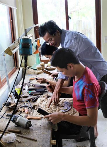 Ông Đoàn Minh Căn hướng dẫn các học viên sản xuất lồng chim.