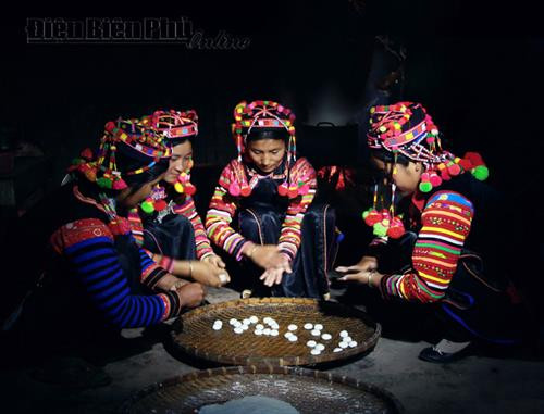 Bên bếp lửa. Ảnh: V.T.C Bếp nội trú của học sinh vùng cao Tả Sìn Thàng (Tủa Chùa). Ảnh: V.T.C Chị em. Ảnh: V.T.C Giờ ra chơi. Ảnh: V.T.C Làm bánh trôi. Ảnh: V.T.C Bên hiên nhà. Ảnh: V.T.C Niềm vui đến trường. Ảnh: V.T.C Qua cầu. Ảnh: V.T.C Trò chơi tuổi thơ. Ảnh: V.T.C