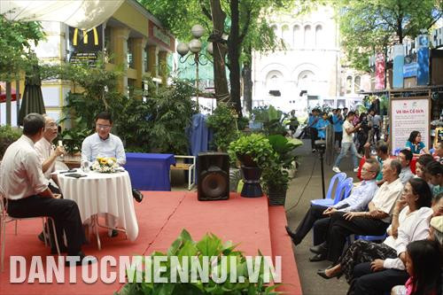 Nhà nghiên cứu Huỳnh Ngọc Trảng giao lưu cùng bạn đọc tại đường sách Thành phố Hồ Chí Minh. Ảnh:Yến Thanh/DT&MN