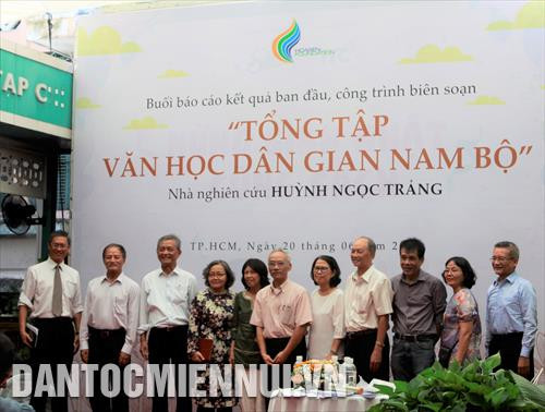 Nhà nghiên cứu Huỳnh Ngọc Trảng chụp ảnh kỷ niệm cùng các khách mời tham gia chương trình tại buổi báo cáo kết quả ban đầu công trình biên soạn dự án "Tổng hợp văn học dân gian Nam bộ". Ảnh:Yến Thanh/DT&MN