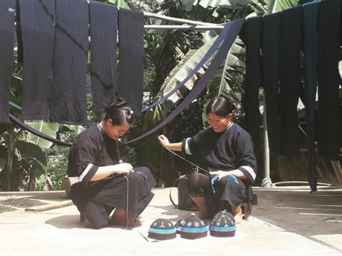 Phụ nữ dân tộc Nùng An, xã Phúc Sen (Quảng Uyên) khâu mũ vải. Ảnh: Thủy Tiên Phụ nữ dân tộc Nùng An, xã Phúc Sen (Quảng Uyên) khâu mũ vải. Ảnh: Thủy Tiên