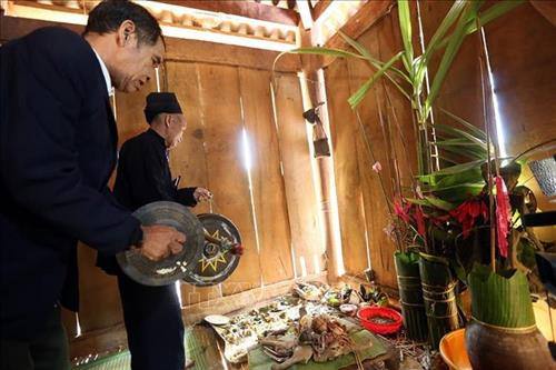 Nghi thức gõ chiêng mời tổ tiên ông bà về tham dự lễ hội cùng các con cháu. Ảnh: Phan Tuấn Anh - TTXVN