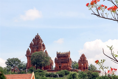 Cụm tháp Hòa Lai gồm tháp Bắc và tháp Nam thuộc địa bàn xã Bắc Phong,Thuận Bắc. Tháp Bắc có kiến trúc khối vuông vững chải với nhiều họa tiết đặc sắc. Tháp Nam mặt tường gạch chạm khắc hoa văn nhưng ở dạng phác thảo. Cấu trúc xây dựng tháp Hòa Lai gồm có ba tầng vững chải. Những mảng điêu khắc hình tượng người và chim Garuda. Họa tiết hoa văn đặc sắc của tháp Hòa Lai. Cửa vào tháp Hòa Lai được mở về hướng Đông. Toàn cảnh cụm tháp Pô Klong Garai thuộc địa bàn phường Đô Vinh. Họa tiết hoa văn và tượng thần trang trí trên các góc tháp. Tháp Pô Klong Garai vào dịp lễ hội Ka tê hàng năm. Du khách tham quan, chụp ảnh lưu niệm tại tháp Pô Klong Garai.