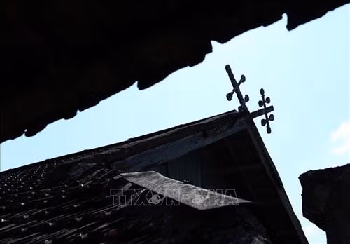 Biểu tượng Khau cút để phân biệt với nhà sàn của người Thái trắng và các dân tộc khác. Ảnh: Phan Tuấn Anh - TTXVN