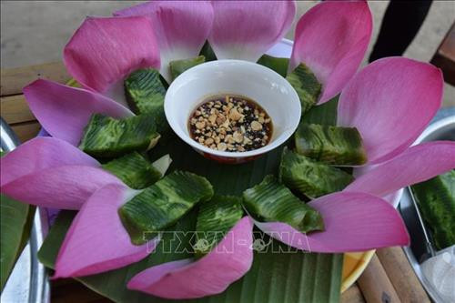 Một loại bánh dân gian được làm và bán tại điểm du lịch cộng đồng. Ảnh: Chương Đài - TTXVN Một loại bánh dân gian được làm và bán tại điểm du lịch cộng đồng. Ảnh: Chương Đài - TTXVN