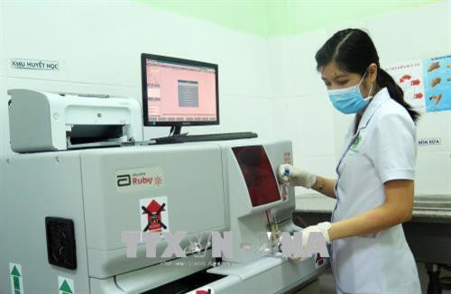 Xét nghiệm máu tại Trạm Y tế phường Thảo Điền, quận 2 (TP. Hồ Chí Minh). Ảnh: Đinh Hằng – TTXVN Xét nghiệm máu tại Trạm Y tế phường Thảo Điền, quận 2 (TP. Hồ Chí Minh). Ảnh: Đinh Hằng – TTXVN