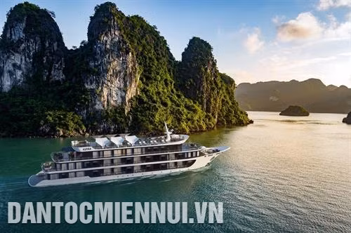 Du thuyền 5 sao Aspira trên vịnh Hạ Long