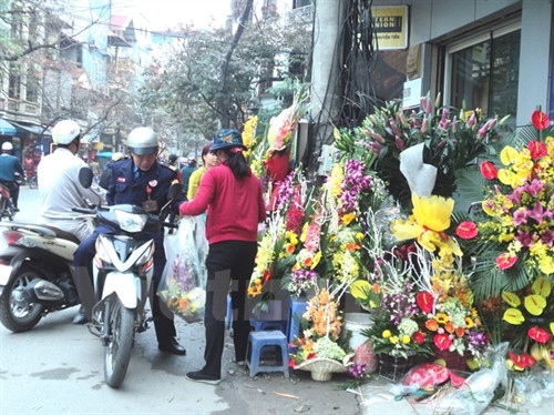 Mặc dù hoa tươi tăng giá nhưng vẫn nhộn nhịp khách mua.