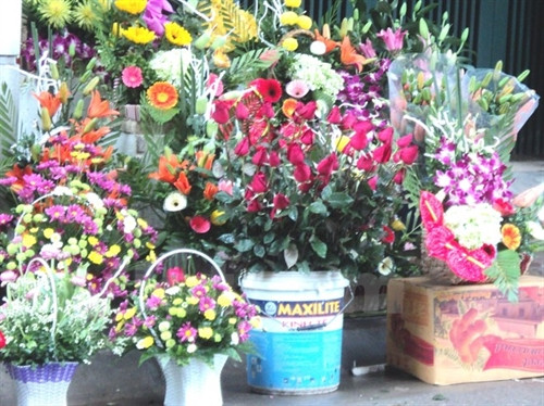 Hoa hồng có giá khoảng 15.000 - 20.000 đồng/bông, tăng gấp 4 - 5 lần so với ngày thường.