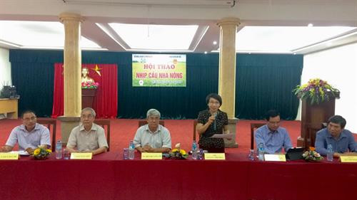 Các chuyên gia giải đáp thắc mắc cho bà con nông dân. Ảnh Ngọc Đức