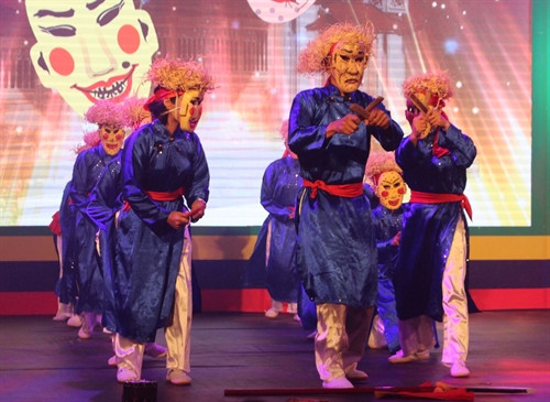 Các nghệ nhân biểu diễn Trò diễn Xuân Phả. Ảnh: Trịnh Duy Hưng-TTXVN