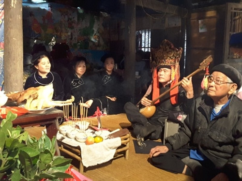 Thầy Then làm Lễ mừng lúa mới.