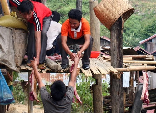 Ngoài việc được ăn uống mỗi gia đình còn được chia phần mang về .