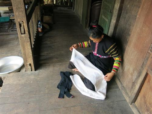 Đầu hội khăn cuốn rất cầu kỳ với 3 lớp khăn. Đầu hội khăn cuốn rất cầu kỳ với 3 lớp khăn.