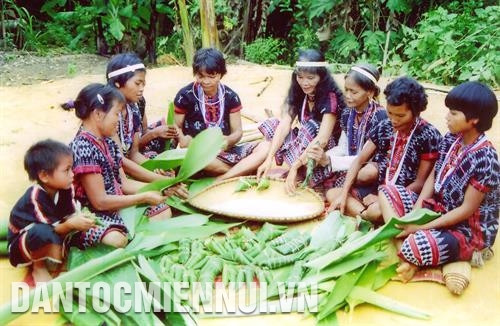 Mỗi dịp Tết đến, Xuân về hoặc vào những dịp lễ hội, phụ nữ Cơ-tu ở Quảng Nam lại gói bánh sừng trâu. Ảnh: Nguyễn Văn Sơn.