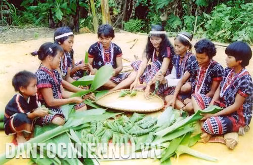 Mỗi dịp Tết đến, Xuân về hoặc vào những dịp lễ hội, phụ nữ Cơ-tu ở Quảng Nam lại gói bánh sừng trâu. Ảnh: Nguyễn Văn Sơn.