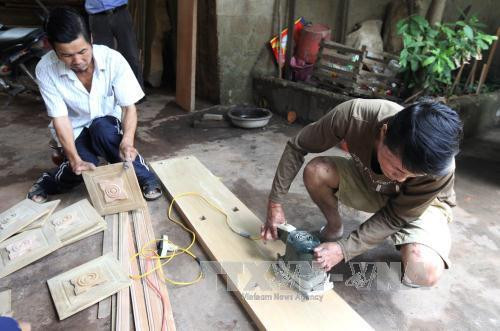 Giúp đỡ người khuyết tật học nghề mộc miễn phí. Ảnh: Anh Tuấn - TTXVN Giúp đỡ người khuyết tật học nghề mộc miễn phí. Ảnh: Anh Tuấn - TTXVN