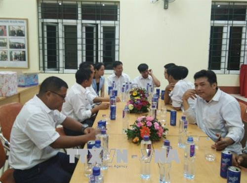 Đoàn đại biểu bản Cửa Cải - Trung Quốc (trái) sang thăm và giao lưu trao đổi kinh nghiệm với bản Pô Tô - Việt Nam (phải). Ảnh: Tẩn A Sử - TTXVN phát. Đoàn đại biểu bản Cửa Cải - Trung Quốc (trái) sang thăm và giao lưu trao đổi kinh nghiệm với bản Pô Tô - Việt Nam (phải). Ảnh: Tẩn A Sử - TTXVN phát.