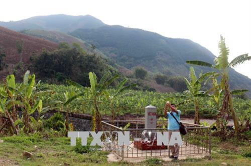 Đường biên giới ngăn cách giữa bản Pô Tô (Việt Nam) và bản Cửa Cải (Trung Quốc) chỉ bằng một bức tường của con mương nhỏ. Ảnh: Công Tuyên – TTXVN Đường biên giới ngăn cách giữa bản Pô Tô (Việt Nam) và bản Cửa Cải (Trung Quốc) chỉ bằng một bức tường của con mương nhỏ. Ảnh: Công Tuyên – TTXVN