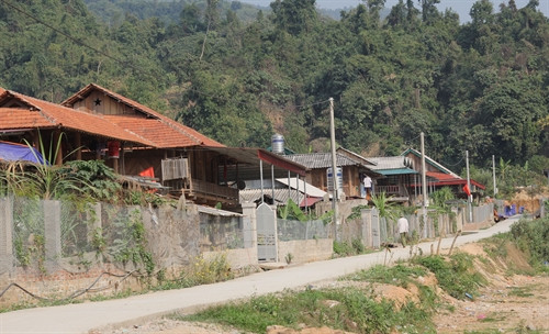 Đường giao thông bản tái định cư được bê tông hóa, tạo thuận lợi cho việc đi lại (ảnh minh họa). Quang Duy - TTXVN Đường giao thông bản tái định cư được bê tông hóa, tạo thuận lợi cho việc đi lại (ảnh minh họa). Quang Duy - TTXVN