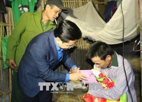 Đại diện lãnh đạo Trung ương Đoàn tặng quà cho hộ nghèo tại huyện Hạ Lang. Ảnh: Chu Hiệu – TTXVN