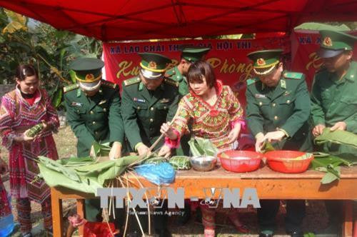 Cán bộ chiến sỹ Bộ đội Biên phòng Hà Giang gói bánh trưng cùng bà con dân tộc thiểu số. Ảnh: Minh Tâm - TTXVN Cán bộ chiến sỹ Bộ đội Biên phòng Hà Giang gói bánh trưng cùng bà con dân tộc thiểu số. Ảnh: Minh Tâm - TTXVN
