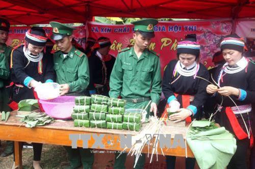 Cán bộ, chiến sỹ Bộ đội Biên phòng Hà Giang gói bánh trưng Tết cùng bà con các dân tộc các xã biên giới huyện Vị Xuyên. Ảnh: Minh Tâm-TTXVN Cán bộ, chiến sỹ Bộ đội Biên phòng Hà Giang gói bánh trưng Tết cùng bà con các dân tộc các xã biên giới huyện Vị Xuyên. Ảnh: Minh Tâm-TTXVN