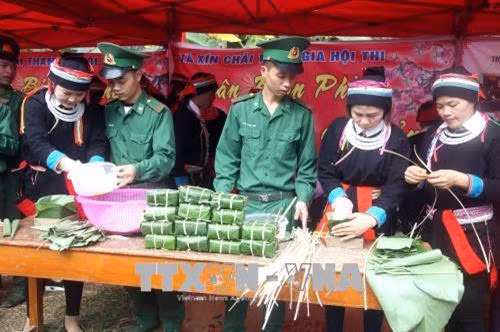 Cán bộ, chiến sỹ Bộ đội Biên phòng Hà Giang gói bánh trưng Tết cùng bà con các dân tộc các xã biên giới huyện Vị Xuyên. Ảnh: Minh Tâm-TTXVN
