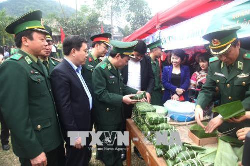 Cán bộ chiến sỹ Bộ đội Biên phòng Hà Giang gói bánh trưng cùng bà con dân tộc thiểu số. Ảnh: Minh Tâm-TTXVN Cán bộ chiến sỹ Bộ đội Biên phòng Hà Giang gói bánh trưng cùng bà con dân tộc thiểu số. Ảnh: Minh Tâm-TTXVN