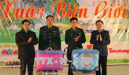 Đại diện lãnh đạo Trung ương Đoàn tặng quà cho cán bộ, chiến sĩ Đồn Biên phòng Quang Long. Ảnh: Chu Hiệu - TTXVN