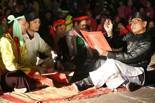 Diễn xướng "Tứ dân chi nghiệp" do nông dân ở Tứ Xã biểu diễn, mang lại tiếng cười sảng khoái cho người xem.