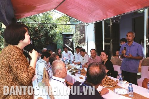 Phó Chủ tịch Thường trực Ủy ban Nhân dân Thành phố Hà Nội Nguyễn Văn Sửu (thứ hai, bên trái) yêu cầu ngành nông nghiệp thành phố cùng các địa phương cần đẩy mạnh phát triển sản phẩm nhãn chín muộn. Ảnh: Tú Quỳnh Đoàn cán bộ Hội đồng xúc tiến Nông Lâm Ngư nghiệp Nhật Bản đến thăm Trang trại trồng nhãn chín muộn của hộ gia đình ông Trần Văn Bảy - Phó Chủ tịch Hội sản xuất và kinh doanh nhãn chín muộn huyện Hoài Đức (Hà Nội). Ảnh: Tú Quỳnh Phó Chủ tịch Thường trực Ủy ban Nhân dân Thành phố Hà Nội Nguyễn Văn Sửu (người đứng giữa) cắt băng khởi hành xe chở nhãn chín muộn xuất khẩu sang châu Âu. Ảnh: Tú Quỳnh Những năm gần đây, nhờ trồng nhãn chín muộn, đời sống của người dân xã Song Phương, huyện Hoài Đức được nâng lên rõ rệt. Ảnh: Tú Quỳnh