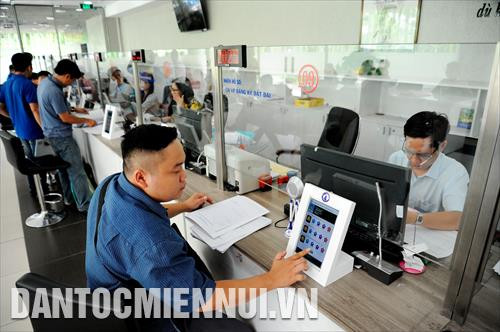 Người dân đánh giá mức độ hài lòng của người dân đối với các cán bộ, công chức bằng máy tính bảng tại UBND quận 12 , thành phố Hồ Chí Minh. Ảnh: An Hiếu