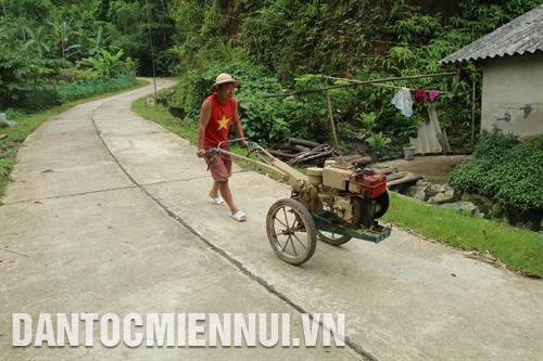 Nhờ được chuyển giao công nghệ, đồng bào xã Chu Hương tự sửa chữa máy nông nghiệp phục vụ sản xuất Khai thác và chế biến lâm sản tăng thêm thu nhập ở thôn Nà Đúc 2, xã Địa Linh Cán bộ khuyến nông huyện hướng dẫn đồng bào thôn Nà Lìn, xã Địa Linh chăm sóc cây hàng hóa mướp đắng rừng Đồng bào xã Cao Trĩ đưa máy móc vào làm đất sản xuất nông nghiệp Đồng bào bản Phiêng Phường xã Mỹ Phương thu hoạch ngô vụ xuân Cơ sở sản xuất chè của hợp tác xã chè Mỹ Phương Tư thương thu mua dê giống tại nhà anh Nông Văn Tiệp thôn Nà Phiêng, xã Mỹ Phương Bà con nông dân xã Chu Hương cấy vụ lúa hè thu Bà con thôn Nà Đông sinh hoạt tại nhà văn hóa xã Chu Hương Đường vào thôn Nà Đông, xã Chu Hương được làm bằng nguồn vốn chương trình 30a