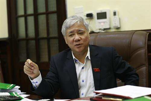 Bộ trưởng, Chủ nhiệm UBDT Đỗ Văn Chiến trả lời phỏng vấn của Báo ảnh Dân tộc và Miền núi (TTXVN). Ảnh: Lê Anh