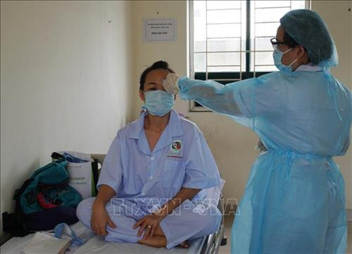 Nhân viên y tế theo dõi tình hình sức khỏe người cách ly tại khu cách ly Trung tâm Quận 2. Ảnh: Đinh Hằng – TTXVN Nhân viên y tế theo dõi tình hình sức khỏe người cách ly tại khu cách ly Trung tâm Quận 2. Ảnh: Đinh Hằng – TTXVN