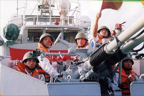 Chiến sĩ tàu pháo HQ-53 Lữ đoàn 170 luyện tập tình huống báo động chiến đấu đối không. Ảnh: Trọng Đức - TTXVN Chiến sĩ tàu pháo HQ-53 Lữ đoàn 170 luyện tập tình huống báo động chiến đấu đối không. Ảnh: Trọng Đức - TTXVN