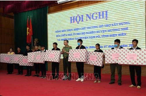 Đại tướng Tô Lâm, Bộ trưởng Bộ Công an tặng quà cho các hộ ở huyện Mường Nhé. Ảnh: Phan Tuấn Anh - TTXVN Đại tướng Tô Lâm, Bộ trưởng Bộ Công an tặng quà cho các hộ ở huyện Mường Nhé. Ảnh: Phan Tuấn Anh - TTXVN