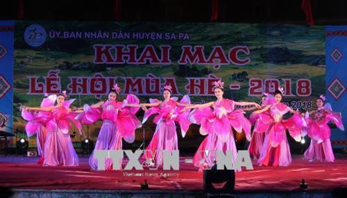 Biểu diễn văn nghệ chào mừng. Ảnh: Quốc Khánh - TTXVN Biểu diễn văn nghệ chào mừng. Ảnh: Quốc Khánh - TTXVN