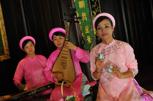 Trong hệ thống Nhã nhạc cung đình Huế còn có tiết mục hoà tấu các nhạc khí thuộc bộ dây kết hợp với bộ gõ Trong hệ thống Nhã nhạc cung đình Huế còn có tiết mục hoà tấu các nhạc khí thuộc bộ dây kết hợp với bộ gõ