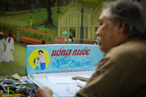 Không chỉ có học sinh mà còn nhiều đơn vị bộ đội cũng tìm đến ông để nhờ ông vẽ báo tường. Ông cho biết, họ thích cái hồn trong nét vẽ, cái cách ông truyền tải thông điệp trong mỗi tờ báo tường. (Ảnh: Minh Sơn/Vietnam+) Không chỉ có học sinh mà còn nhiều đơn vị bộ đội cũng tìm đến ông để nhờ ông vẽ báo tường. Ông cho biết, họ thích cái hồn trong nét vẽ, cái cách ông truyền tải thông điệp trong mỗi tờ báo tường. (Ảnh: Minh Sơn/Vietnam+)