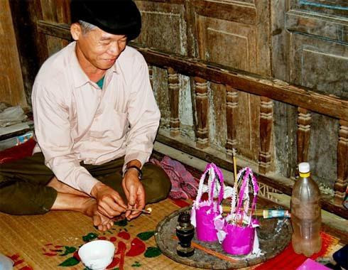 Trước khi lễ cưới được tổ chức thì cả nhà trai và nhà gái sẽ phải chuẩn bị lương thực, thực phẩm, đồ lễ và ông mờ, bà mờ… Khi sang nhà gái, nhà trai cử một đoàn đi đón dâu với số lượng bắt buộc là 11 người trong đó có trưởng đoàn, chủ hôn, chú rể, phù rể và các nam thanh niên trẻ, khỏe có tài hát đối đáp, tất cả đều mặc trang phục truyền thống của dân tộc. Sau khi lên nhà cô dâu, chú rể (choàng áo vàng) sẽ đi thẳng vào buồng cô dâu và đêm hôm đó sẽ ngủ lại một đêm tại buồng, còn cô dâu lại được giấu tạm đi nơi khác Trong khi đó, ở bên ngoài vẫn diễn ra mọi thủ tục, nghi lễ. Chuẩn bị cho cô dâu trước khi về nhà chồng. Đến giờ đã định, sau khi đã trang điểm xong thì cô dâu sẽ lên buồng và phải dùng quạt để che mặt bởi người Dao quan niệm, khi đi lấy chồng mà để hở mặt sẽ mất vía và cô dâu sẽ không gặp may trong suốt cuộc đời. Thầy mờ của nhà trai cũng choàng cho cô dâu chiếc áo vàng mà chú rể đã mặc hôm qua để thể hiện tình cảm giữa hai người. Đoàn nhà trai sẽ đứng hát xin dâu. Đến giờ đẹp (khoảng 10h đêm) là lễ kết tóc se tơ cho cô dâu chú rể. Người cầm bó đuốc sẽ đi trước với ý nghĩa là xua tà, đuổi cái ác, soi đường chỉ lối cho cô dâu. Ông mờ cùng các phù dâu, phù rể đưa cô dâu về nhà trai. Theo phong tục của người Dao thì dù xa hay gần, khi sang đến nhà trai, đoàn nhà gái cũng phải nghỉ lại ở đâu đó rồi đến giờ hoàng đạo (thường là vào khoảng 5h – 6h chiều) thì cô dâu mới được lên nhà trai. Đó là khoảng thời gian tốt nhất cho cô dâu và chú rể sau này. Em cô bên nhà chồng sẽ che ô cho cô dâu lên cầu thang với ý nghĩa nhà chồng sẽ che chở cho người mới vào nhà. Trong đám cưới của người Dao thì chú rể không được ra đón và cũng không được nhìn mặt cô dâu cho đến khi các nghi lễ lạy tạ tổ tiên được thực hiện xong. Những người đến dự đều chúc mừng hạnh phúc cho cô dâu, chú rể, tạo nên không khí vui tươi của cả bản làng Trước khi lễ cưới được tổ chức thì cả nhà trai và nhà gái sẽ phải chuẩn bị lương thực, thực phẩm, đồ lễ và ông mờ, bà mờ… Khi sang nhà gái, nhà trai cử một đoàn đi đón dâu với số lượng bắt buộc là 11 người trong đó có trưởng đoàn, chủ hôn, chú rể, phù rể và các nam thanh niên trẻ, khỏe có tài hát đối đáp, tất cả đều mặc trang phục truyền thống của dân tộc. Sau khi lên nhà cô dâu, chú rể (choàng áo vàng) sẽ đi thẳng vào buồng cô dâu và đêm hôm đó sẽ ngủ lại một đêm tại buồng, còn cô dâu lại được giấu tạm đi nơi khác Trong khi đó, ở bên ngoài vẫn diễn ra mọi thủ tục, nghi lễ. Chuẩn bị cho cô dâu trước khi về nhà chồng. Đến giờ đã định, sau khi đã trang điểm xong thì cô dâu sẽ lên buồng và phải dùng quạt để che mặt bởi người Dao quan niệm, khi đi lấy chồng mà để hở mặt sẽ mất vía và cô dâu sẽ không gặp may trong suốt cuộc đời. Thầy mờ của nhà trai cũng choàng cho cô dâu chiếc áo vàng mà chú rể đã mặc hôm qua để thể hiện tình cảm giữa hai người. Đoàn nhà trai sẽ đứng hát xin dâu. Đến giờ đẹp (khoảng 10h đêm) là lễ kết tóc se tơ cho cô dâu chú rể. Người cầm bó đuốc sẽ đi trước với ý nghĩa là xua tà, đuổi cái ác, soi đường chỉ lối cho cô dâu. Ông mờ cùng các phù dâu, phù rể đưa cô dâu về nhà trai. Theo phong tục của người Dao thì dù xa hay gần, khi sang đến nhà trai, đoàn nhà gái cũng phải nghỉ lại ở đâu đó rồi đến giờ hoàng đạo (thường là vào khoảng 5h – 6h chiều) thì cô dâu mới được lên nhà trai. Đó là khoảng thời gian tốt nhất cho cô dâu và chú rể sau này. Em cô bên nhà chồng sẽ che ô cho cô dâu lên cầu thang với ý nghĩa nhà chồng sẽ che chở cho người mới vào nhà. Trong đám cưới của người Dao thì chú rể không được ra đón và cũng không được nhìn mặt cô dâu cho đến khi các nghi lễ lạy tạ tổ tiên được thực hiện xong. Những người đến dự đều chúc mừng hạnh phúc cho cô dâu, chú rể, tạo nên không khí vui tươi của cả bản làng