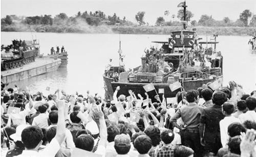 Hàng ngàn người dân thủ đô Phnom Penh lưu luyến tiễn đưa các chiến sĩ Quân đoàn 4 - Binh đoàn Cửu Long quân tình nguyện Việt Nam hoàn thành nghĩa vụ quốc tế, lên đường trở về nước, sáng 2/5/1983. Ảnh: TTXVN Hàng ngàn người dân thủ đô Phnom Penh lưu luyến tiễn đưa các chiến sĩ Quân đoàn 4 - Binh đoàn Cửu Long quân tình nguyện Việt Nam hoàn thành nghĩa vụ quốc tế, lên đường trở về nước, sáng 2/5/1983. Ảnh: TTXVN