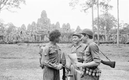 Bộ đội Việt Nam và Campuchia bảo vệ đền Angkor Wat (7/1982). Ảnh: Quang Thành – TTXVN Bộ đội Việt Nam và Campuchia bảo vệ đền Angkor Wat (7/1982). Ảnh: Quang Thành – TTXVN