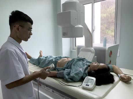 Các bác sĩ Khoa Ngoại - Bệnh viện Đa khoa tỉnh thực hiện phương pháp tán sỏi ngoài cơ thể cho bệnh nhân.. Ảnh:baoyenbai.com.vn Các bác sĩ Khoa Ngoại - Bệnh viện Đa khoa tỉnh thực hiện phương pháp tán sỏi ngoài cơ thể cho bệnh nhân.. Ảnh:baoyenbai.com.vn