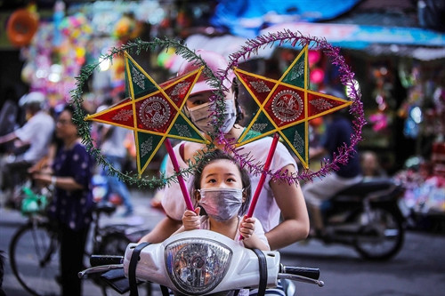 Lựa chọn cặp đèn ông sao truyền thống cho con trẻ.