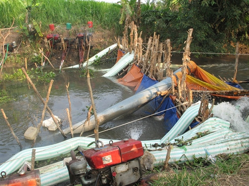 Một điểm bơm hai cấp ở xã Tăng Hòa, Gò Công Đông . Một điểm bơm hai cấp ở xã Tăng Hòa, Gò Công Đông .
