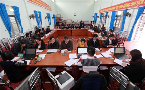 Giao dịch giải ngân vốn vay tại điểm giao dịch xã Đồng Thịnh, huyện Định Hóa. Ảnh: Trần Việt - TTXVN